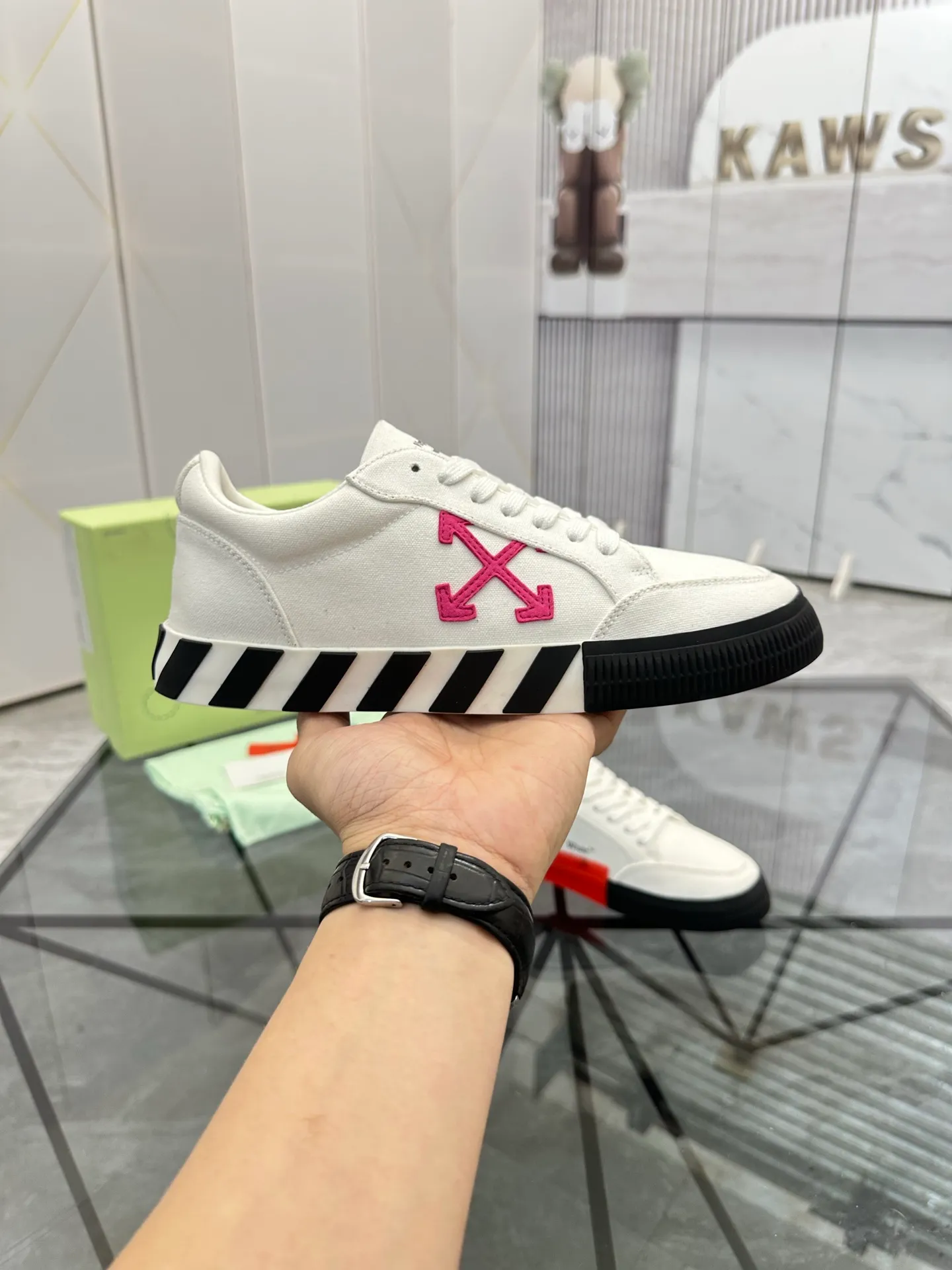 Selling men's shoes 💰: 💰P440¥ Product trademark: OFF WHITE *"OFF WHITE*" low-top casual shoes Regular size: 35-45 (can be customized to 46) Couple style Product materials: original material from the upper counter, breathable lining, original outsole. No.: H203